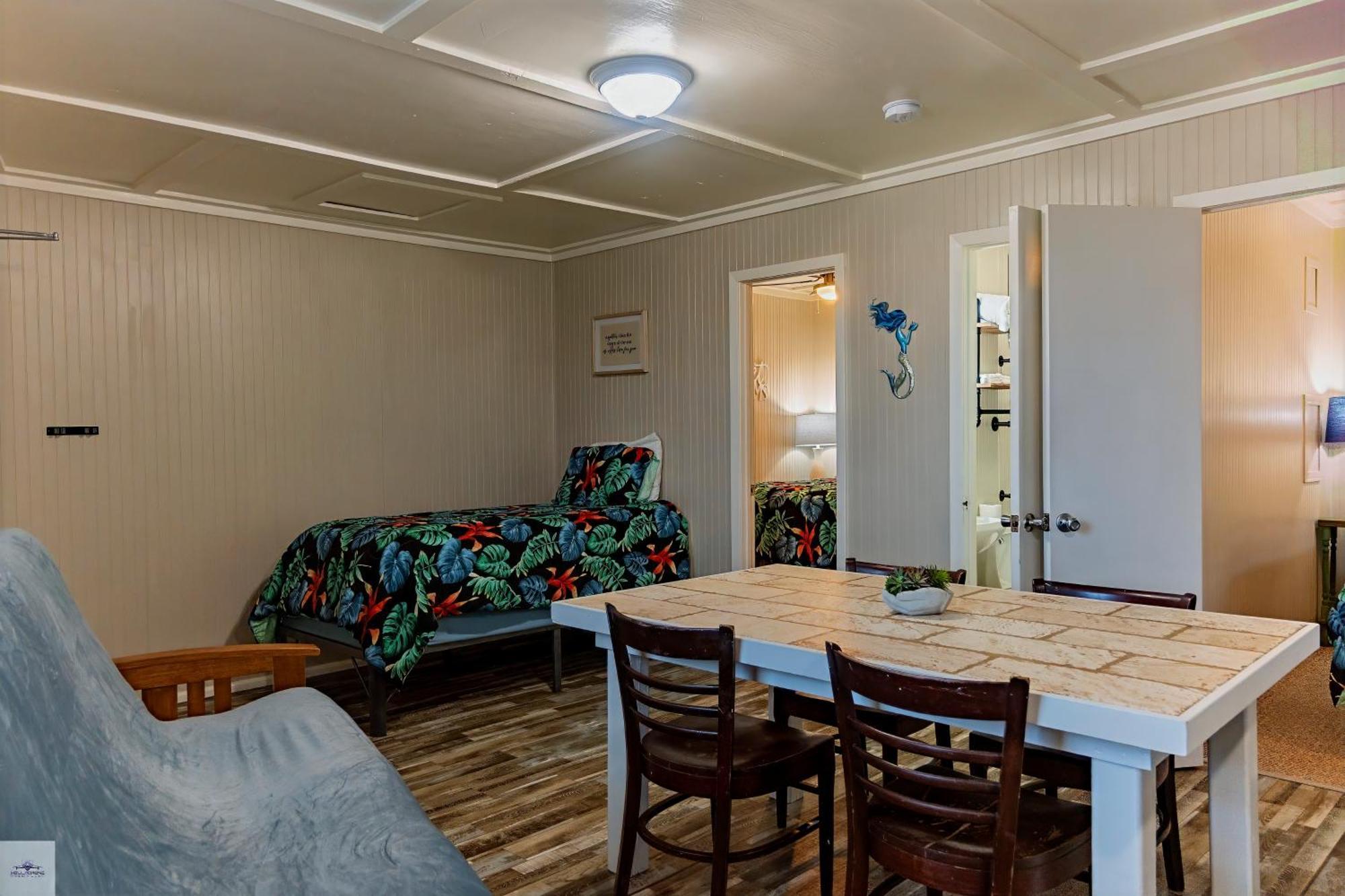 Blue Dolphin Inn And Cottages Grand Isle Eksteriør bilde
