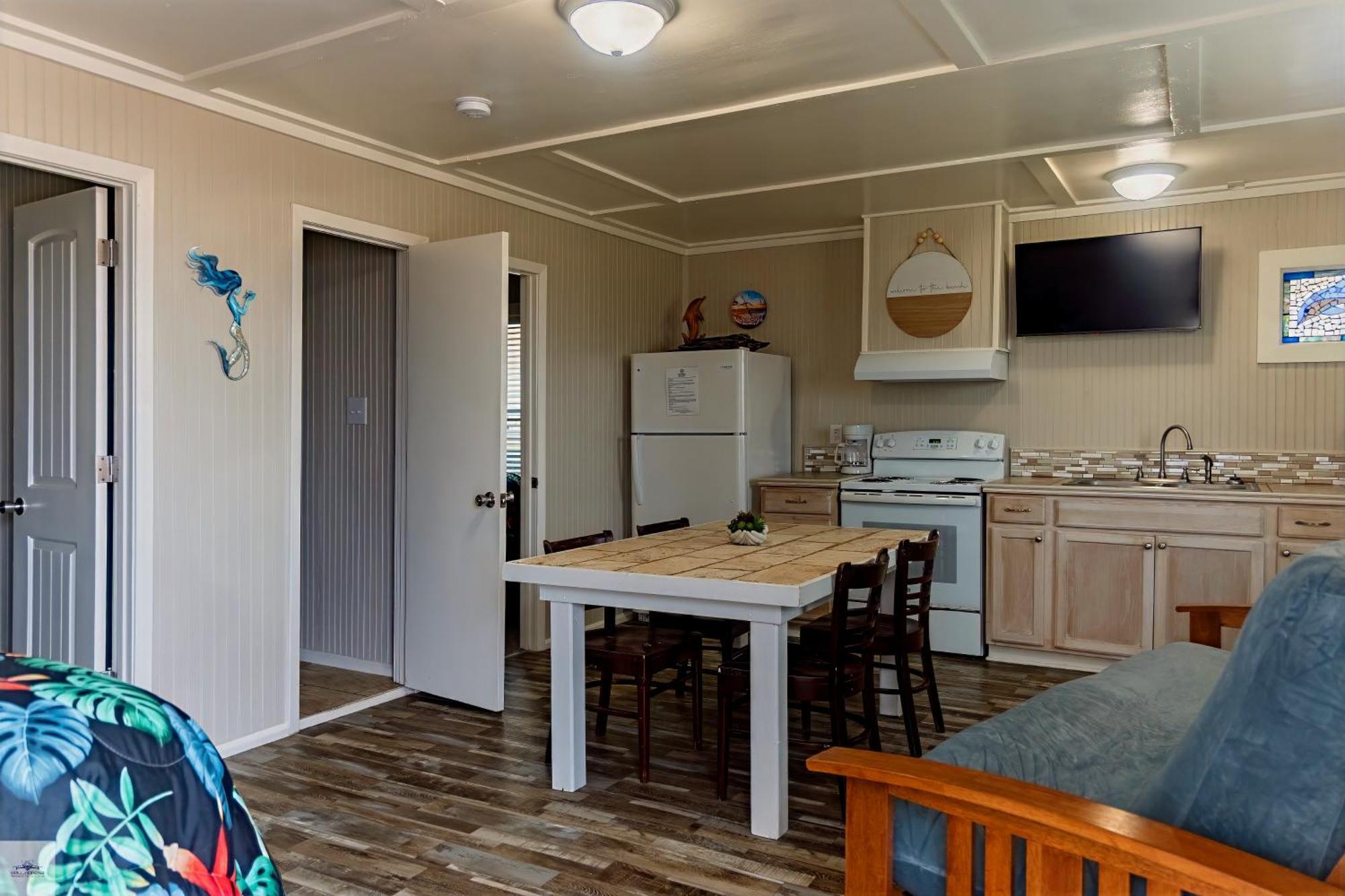 Blue Dolphin Inn And Cottages Grand Isle Eksteriør bilde