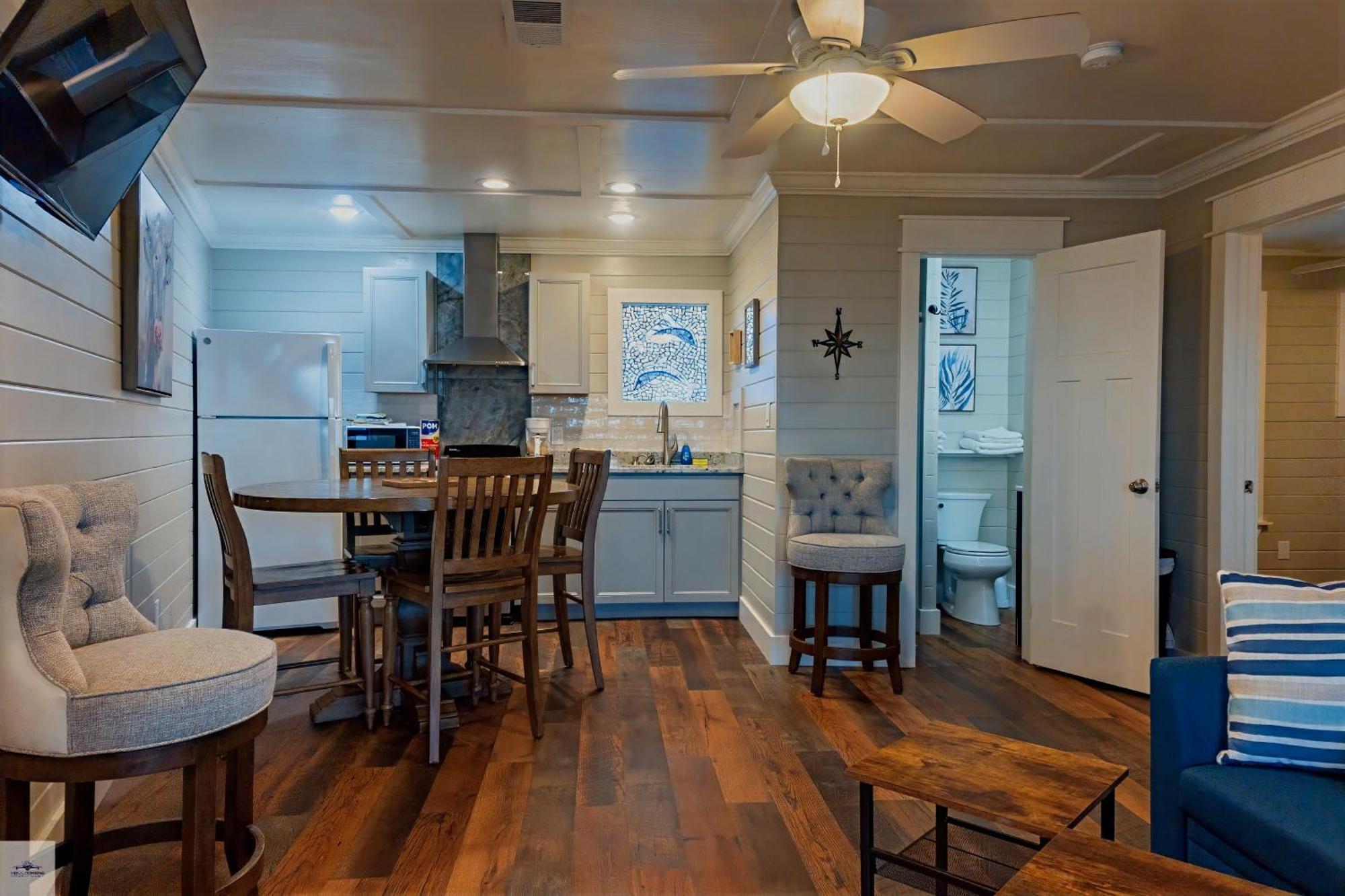 Blue Dolphin Inn And Cottages Grand Isle Eksteriør bilde